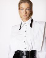 FW-073W | WHITE SHIRT WITH GEOMETRIC SHOULDERS AND CROC-EMBOSSED LEATHER